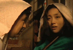 她正在胡同剃头店花几十块烫的